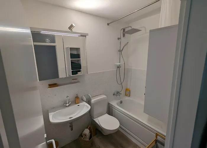 Mit Balkon Und Aufzug דירה